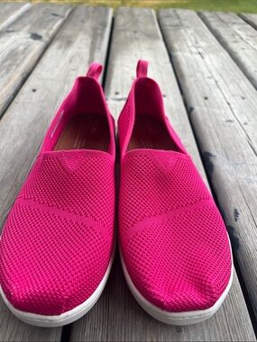 Tom’s Slip-On Knit Sneakers in Hot Pink